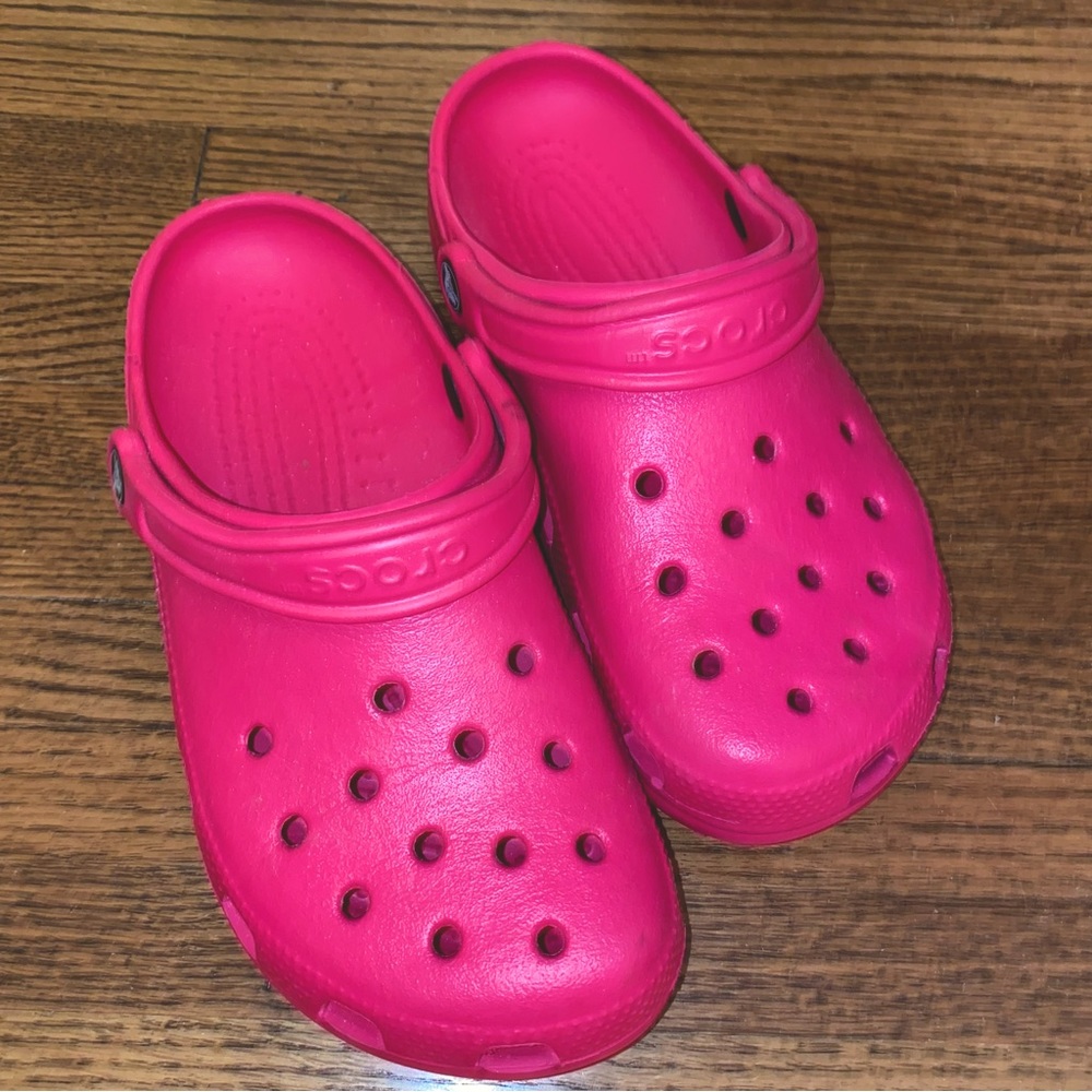 Women’s Pink CROCS (Size 8)